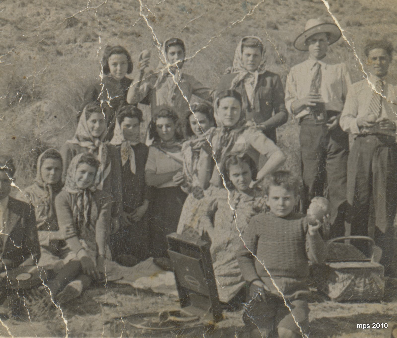 1930s grupo de gente.jpg